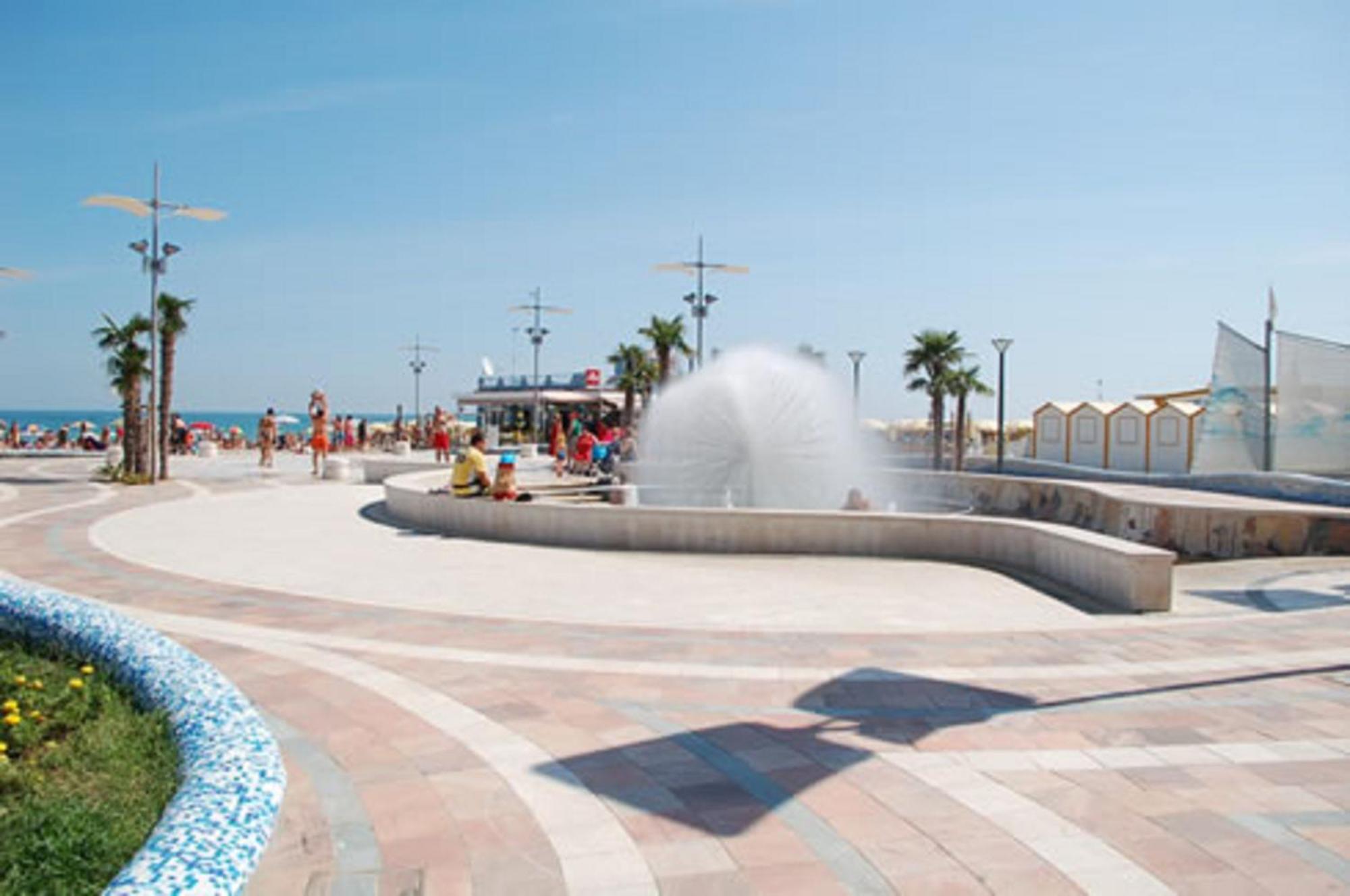 Hotel Lina Misano Adriatico Esterno foto
